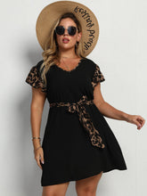 Kurzärmliges Kleid mit Leopardenmuster und Bindeband